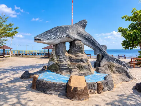Tugu Hiu Paus Sangkan Indah Pantai Tugu Teluk Saleh